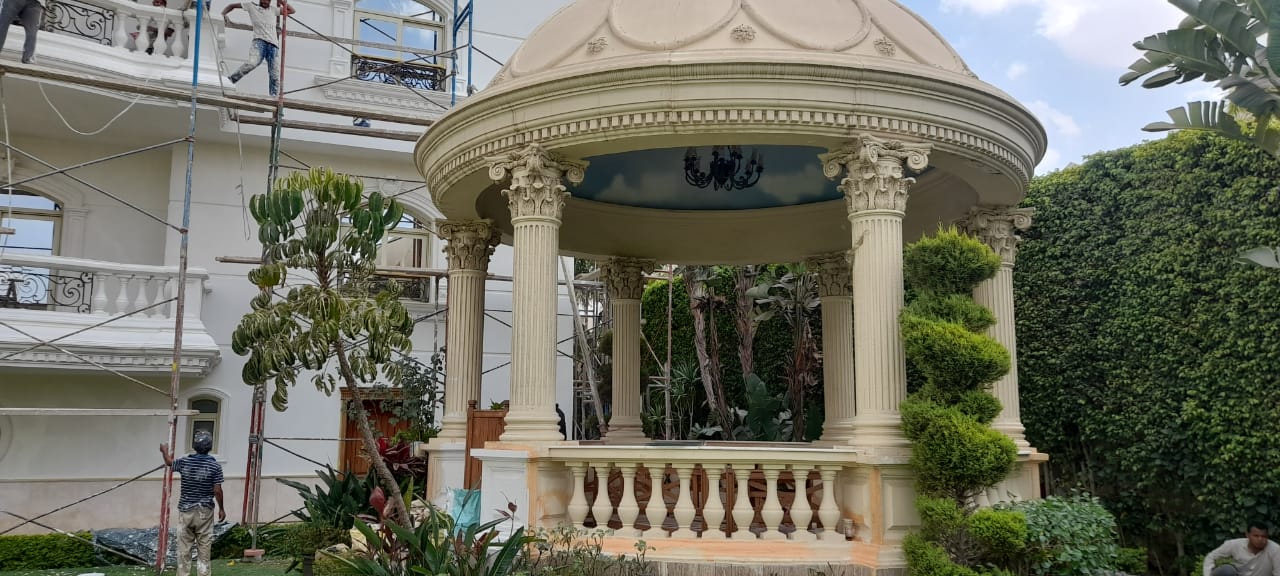 واجهة بأعمدة وتيجان