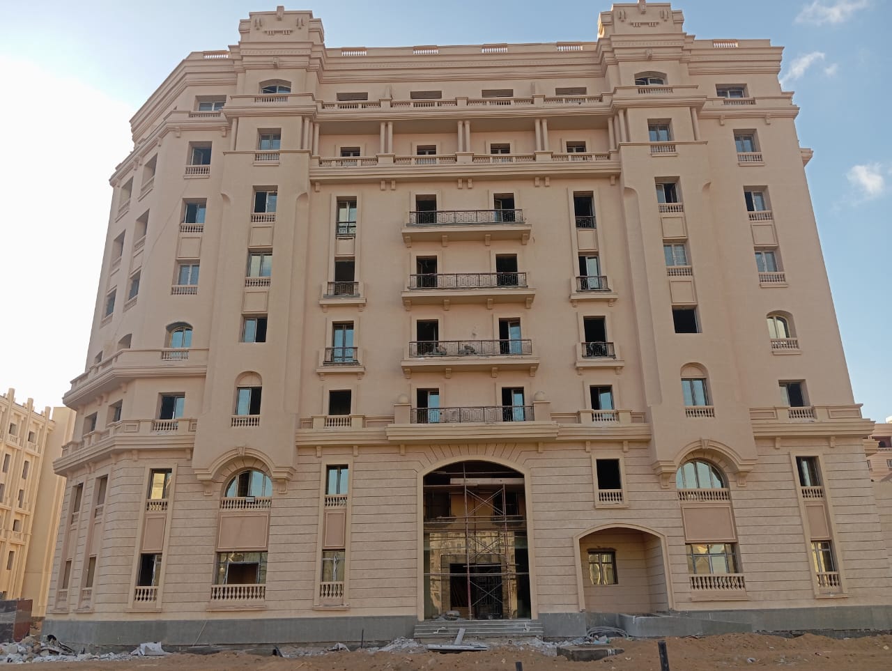 واجهة عصرية — حجر وخطوط نظيفة