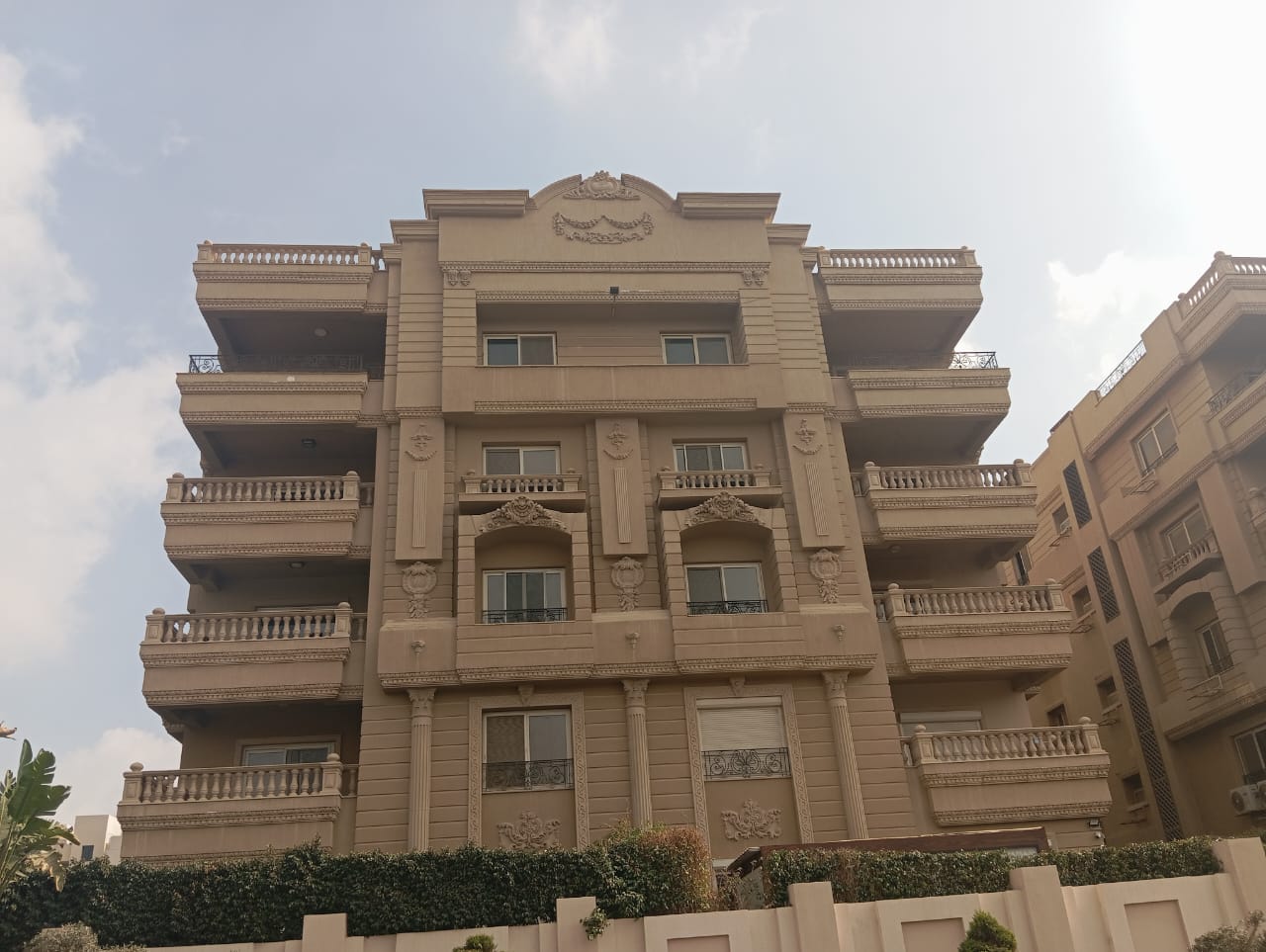 واجهة سكنية — تفاصيل زخرفية