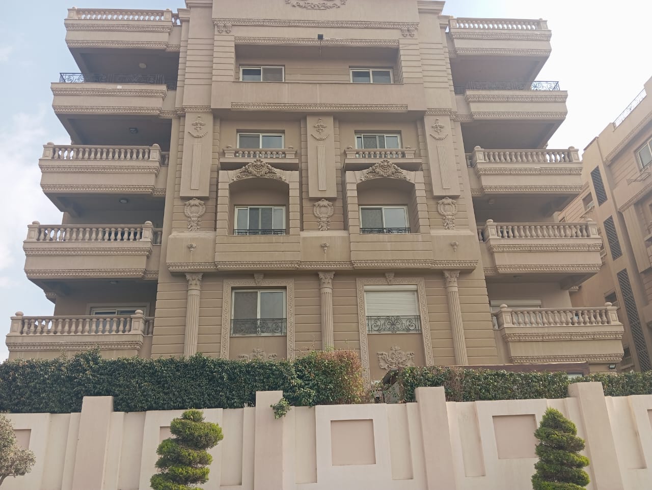 تاج عمود — نحت دقيق