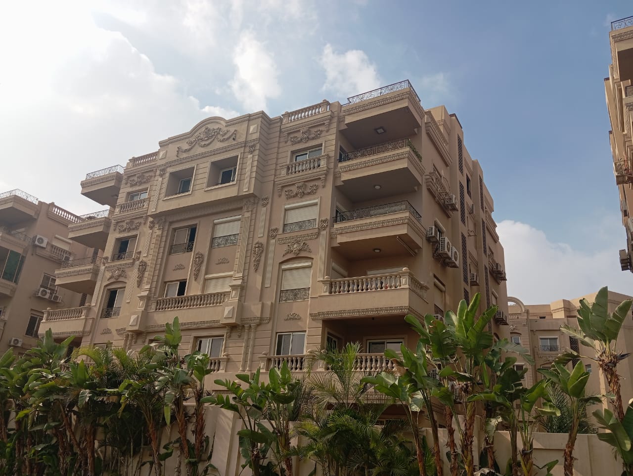 بلاطات جدارية زخرفية