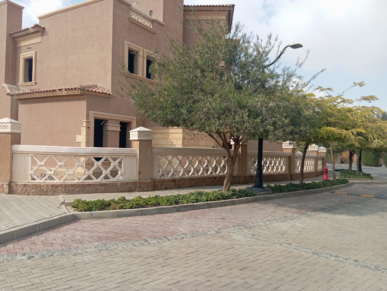 كمبوند — أسوار زخرفية