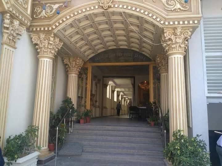 مدخل قصر — تيجان وأقواس