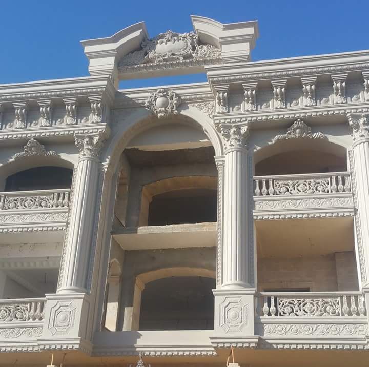 واجهة قصر — أعمدة وزخارف