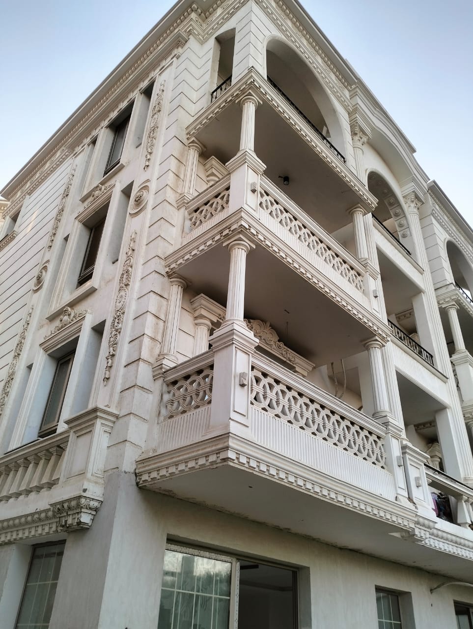 عمارة — أعمدة وبلكونات كلاسيكية